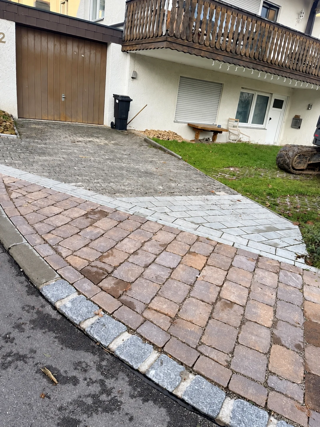 Materialwechsel und Einfassung an einer Einfahrt.